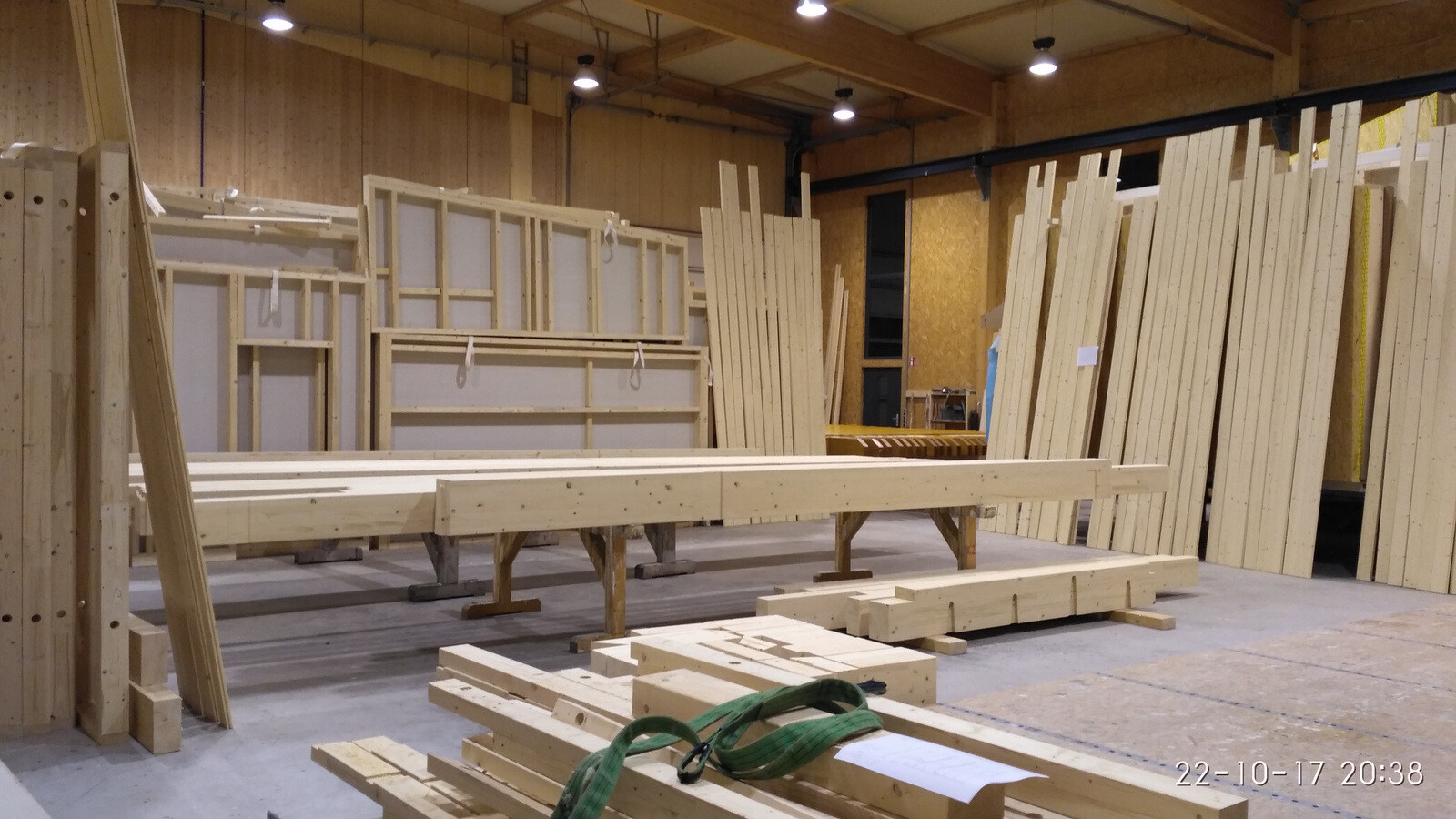 Holzrahmen und Bauholz stapeln in einer Holzwerkstatt
