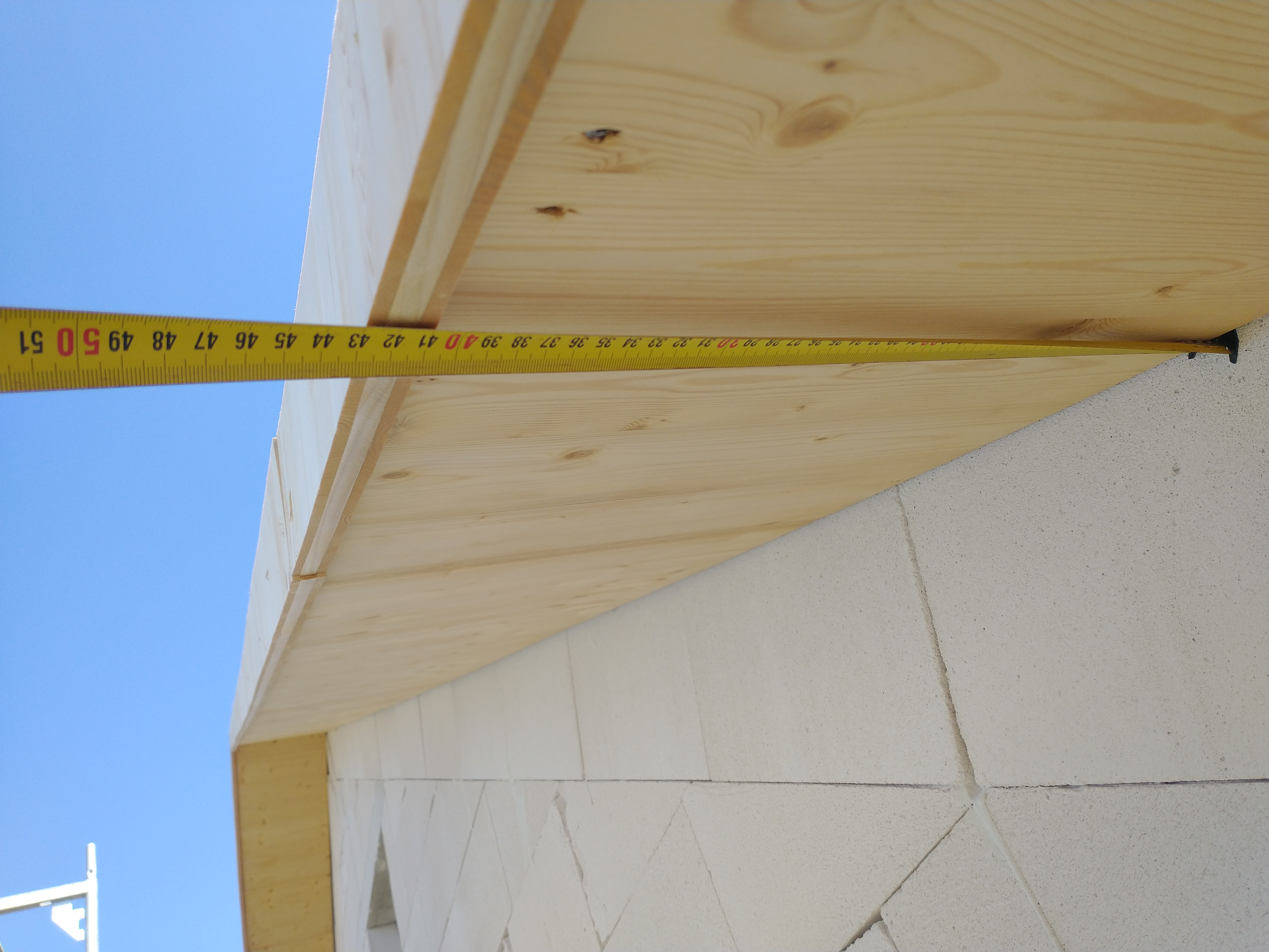 holzbau-rohbau-holzbalken-massband-auf-baustelle.jpg
