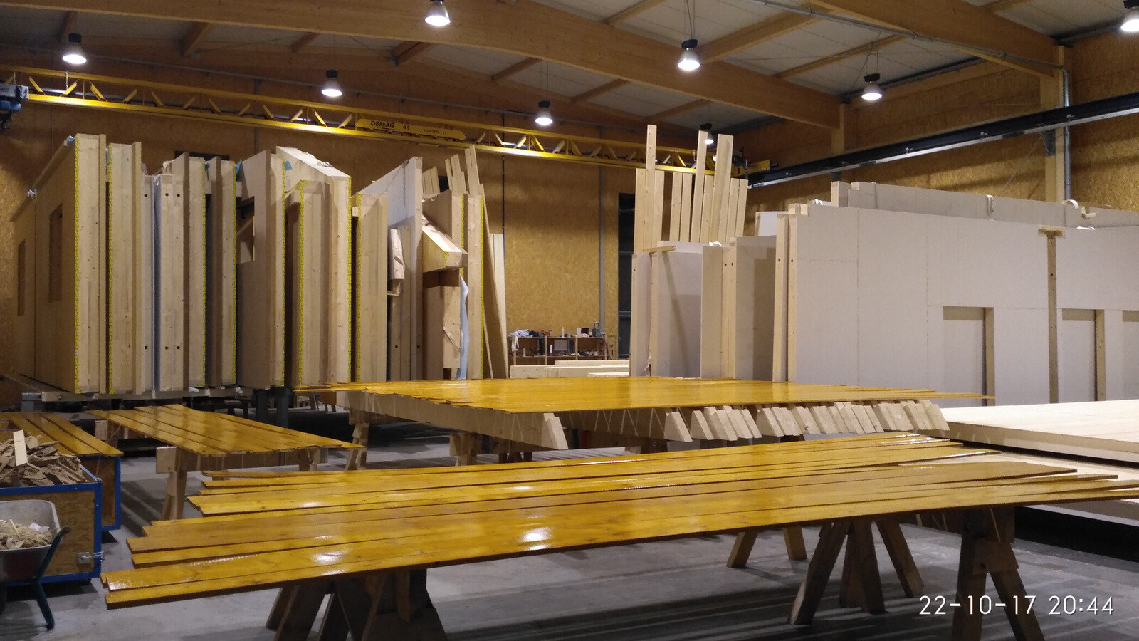Holzbaustoffe Lagerwerkstatt mit gestapeltem Bauholz und Holzbrettern.