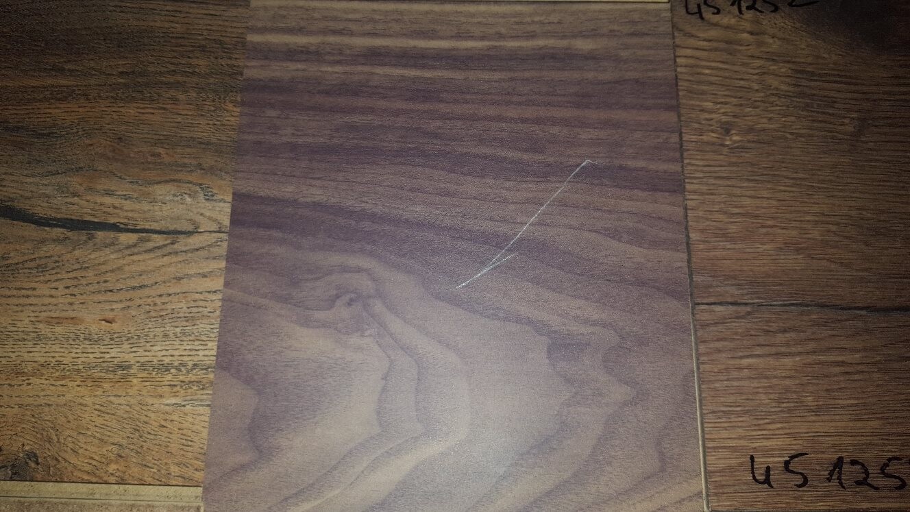 Holzboden Musterstück in dunkler Braunfarbe auf Holzdielen