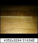 Nahaufnahme von Holzboden mit Holzmaserung und einer Nut