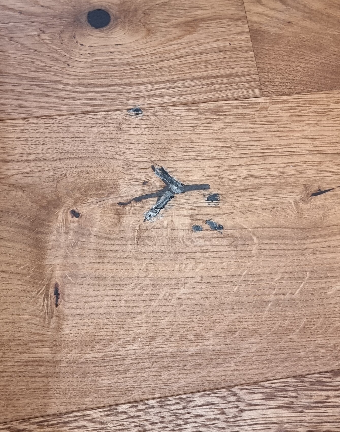 holzboden-schaeden-kleine-kratzer.jpg