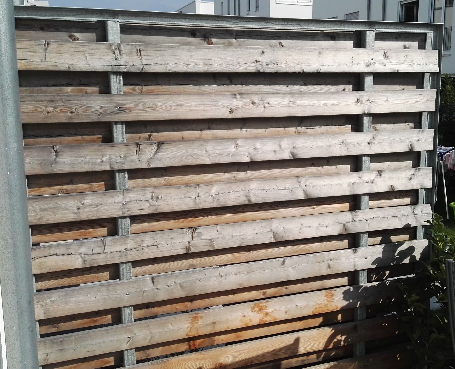 holzbretter-von-sichtschutzelement-durch-wetterfestes-ersetzen-127132-1.jpg