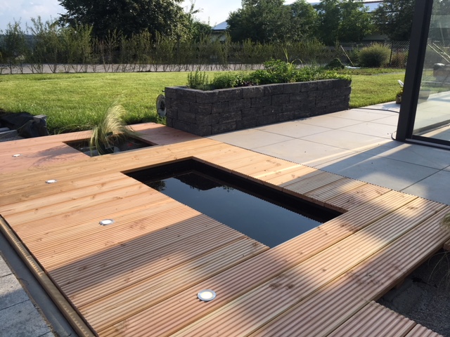 holzdeck-terrasse-im-garten-mit-wasserbecken.jpeg