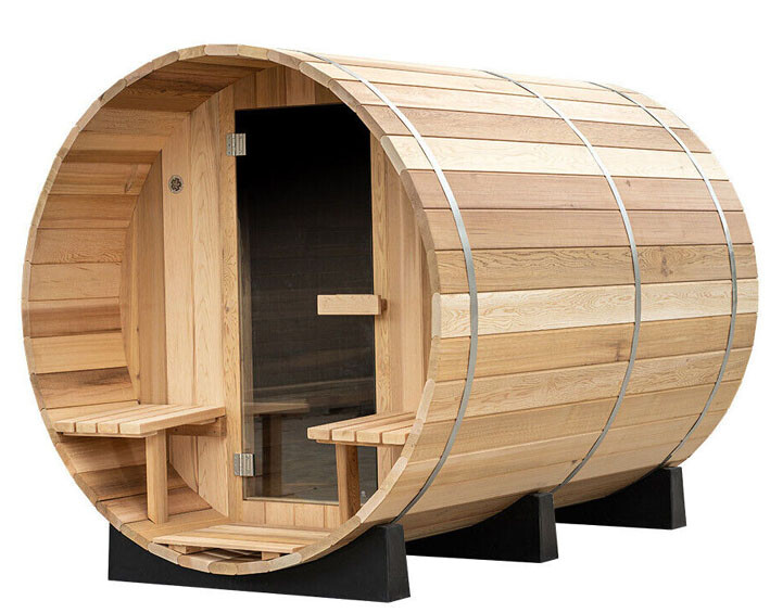 Barrel-förmige Holzsauna mit Glastür, Innenbänken, auf schwarzen Stützen.
