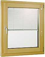 Holzfenster mit horizontalen innenliegenden Jalousien.
