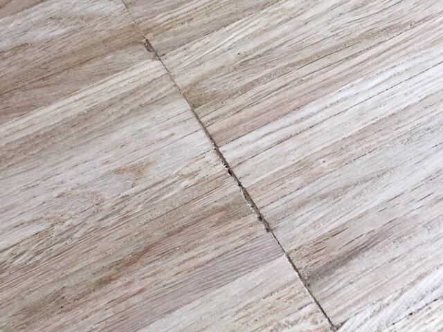 Nahaufnahme von Holzplatten mit Fuge in der Mitte und sichtbarer Maserung