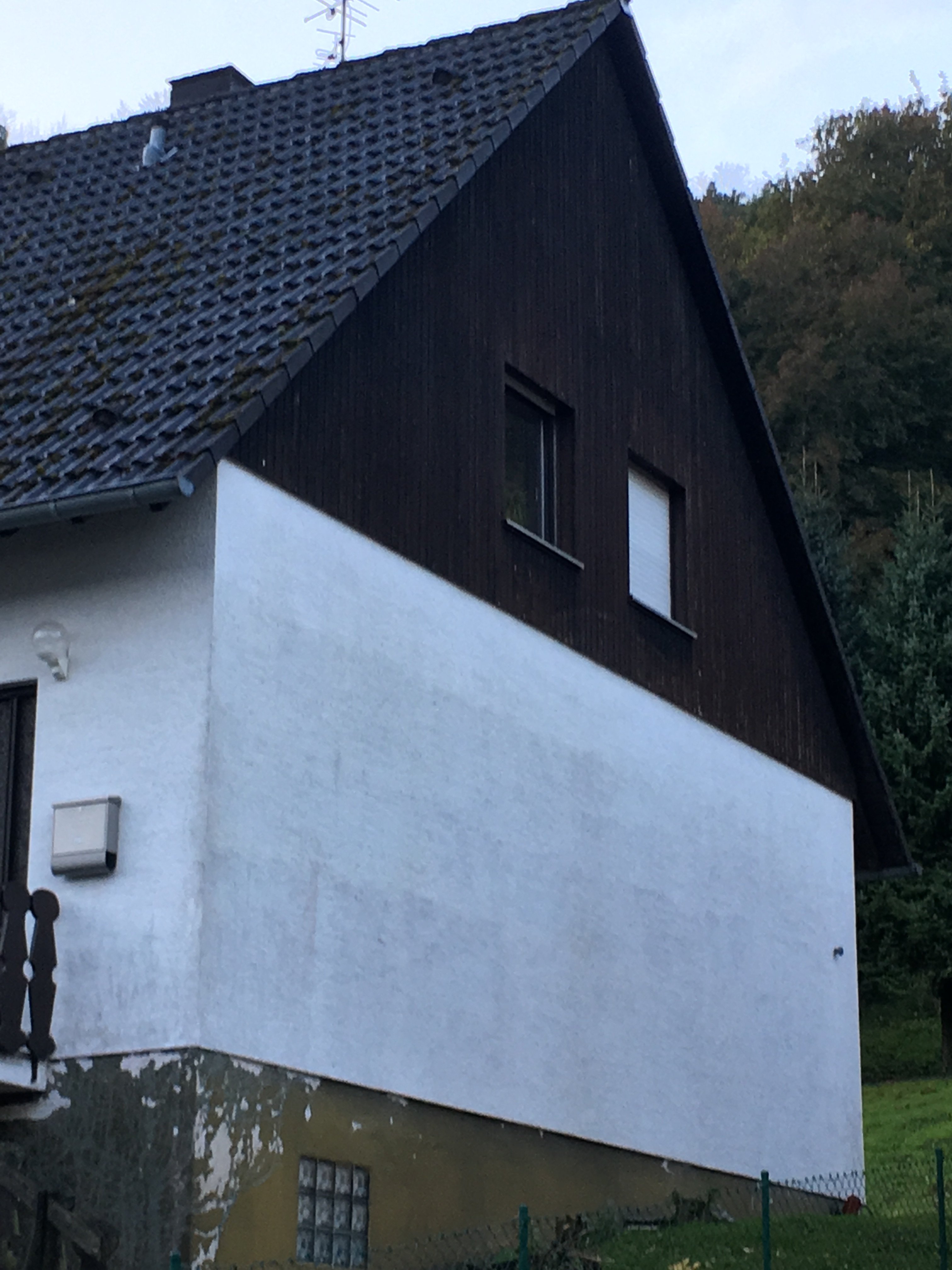 holzgiebel-mit-welcher-farbe-streichen-230205-1.JPG