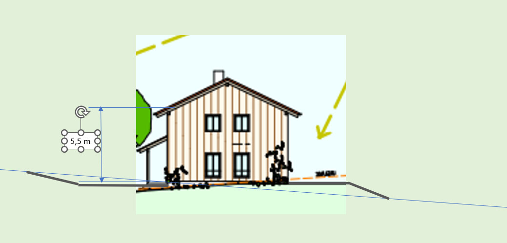 Zweistöckiges Holzhaus mit vertikaler Verkleidung, Dach, Fenstern, Baum links und Personen davor.