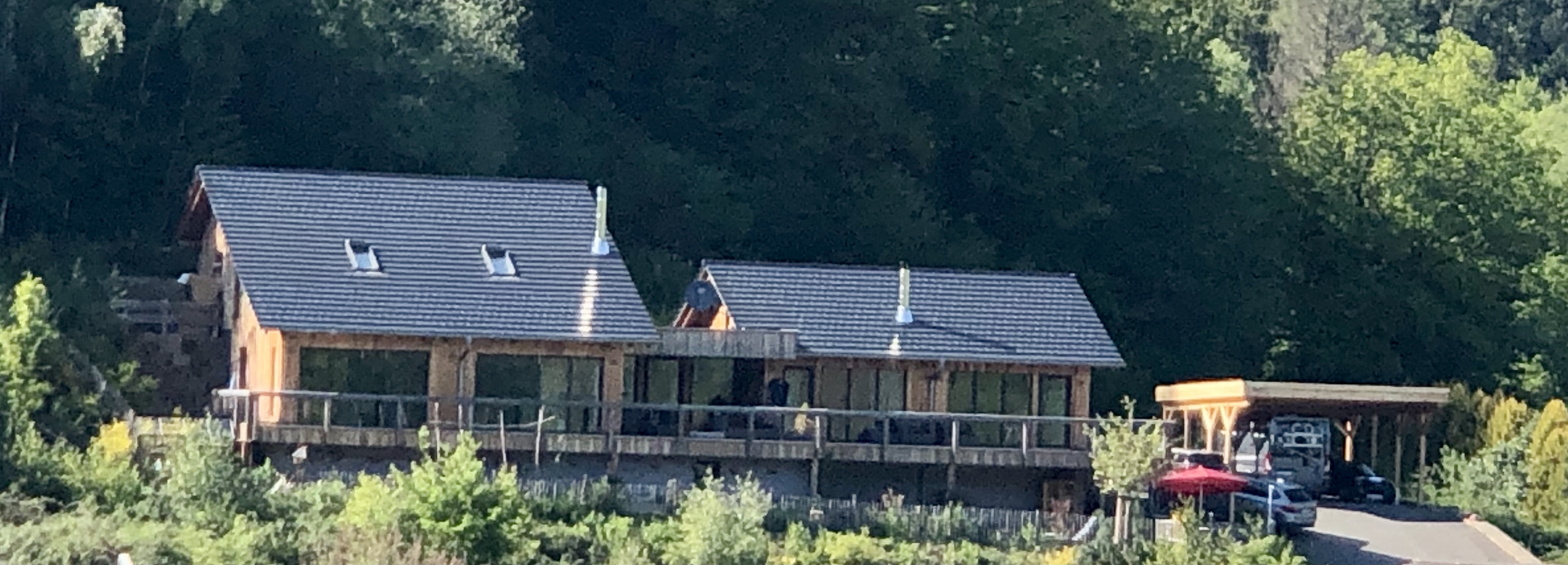 holzhaus-mit-terasse-in-waldlandschaft.jpeg