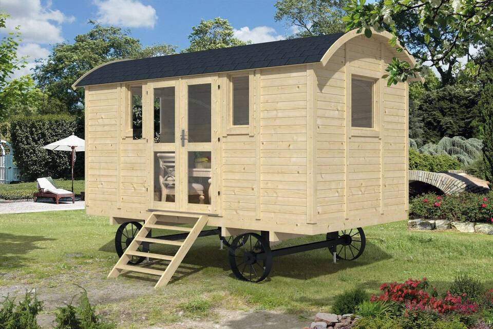 Holz-Tiny-Haus auf Wagenrädern im Garten mit Treppe zur Eingangstür.