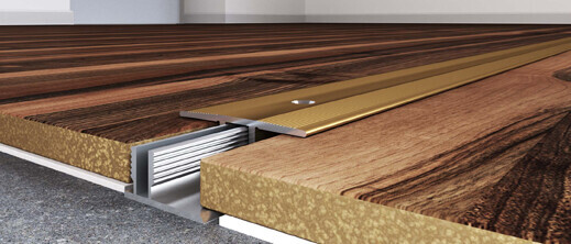 Querschnitt eines Holzfußbodens mit Dielen, Unterlage und Metallprofil.