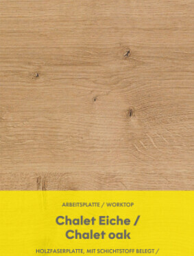 Nahaufnahme einer Holzpaneel-Oberflaeche mit gelbem Arbeitsplattenetikett Chalet Eiche