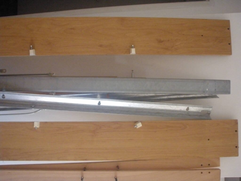 Bau-Materialien: Holzbretter und Metallprofile an einer Wand im Bau