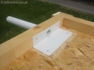 Baustelle: Holzrahmenbau mit weißer Installationsbox und Rohrverbindung