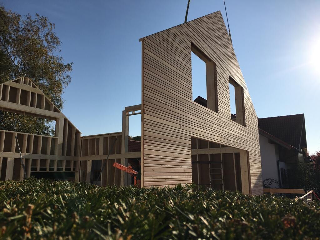 Holzrahmenbau-Rohbau eines zweistöckigen Hauses mit Fensteröffnungen