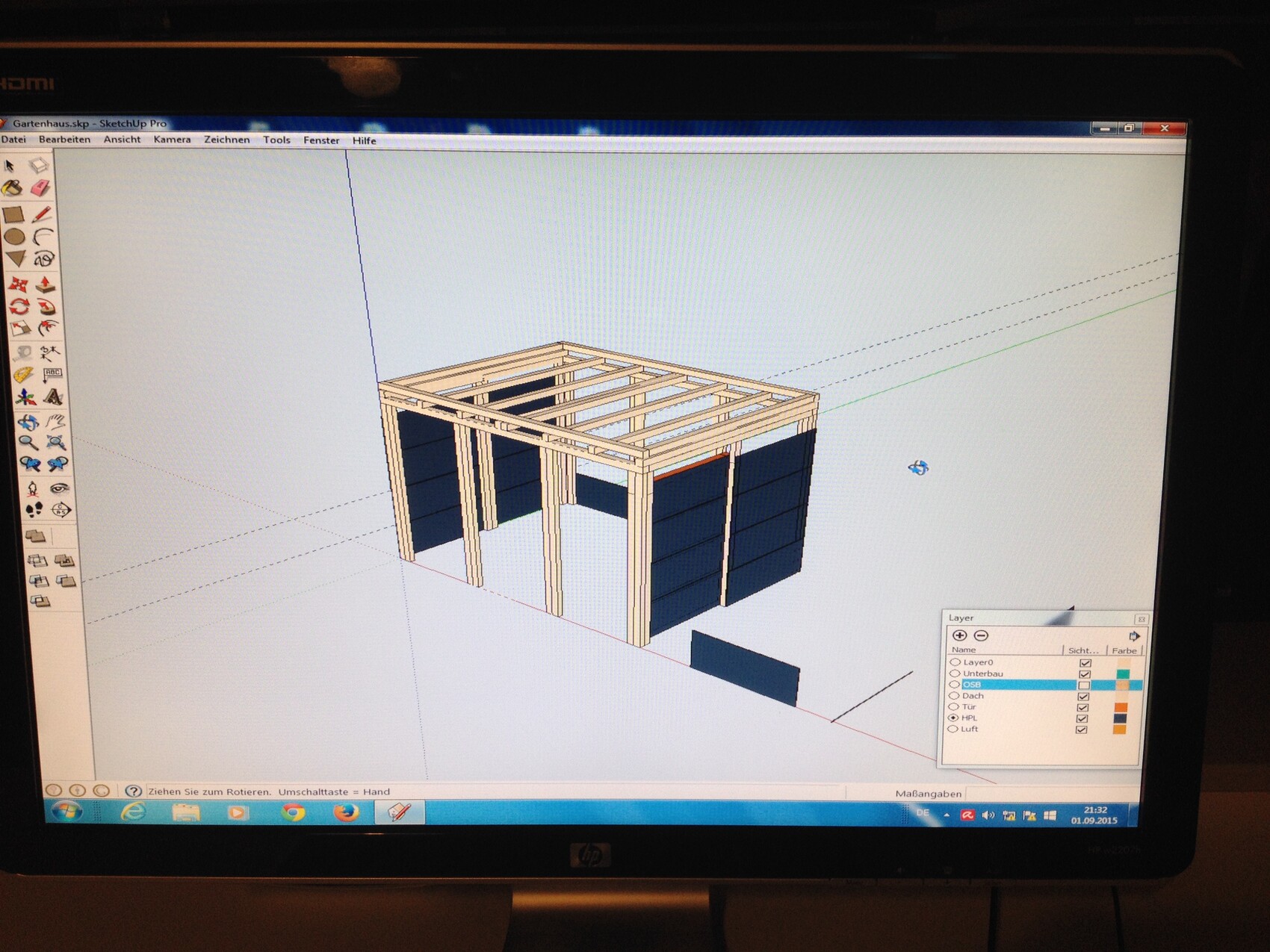3D-Modell eines Holzrahmen-Gebäudes mit blauer Wandverkleidung und Dachkonstruktion (SketchUp)