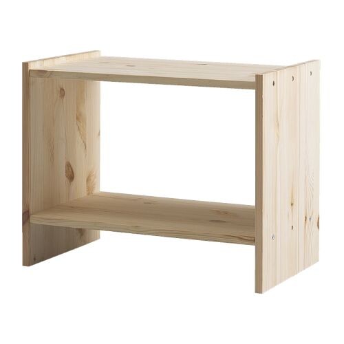 Offenes Holzregal aus naturbelassenem Holz mit zwei Regalböden