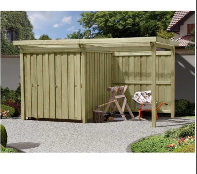 Holz-Gartenhaus mit Holzstapel, Werkbank und Schubkarre auf gepflasterten Hof