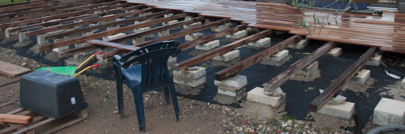 holzterrasse-auf-bestandsbelag-pflaster-bauen-395908-1.png