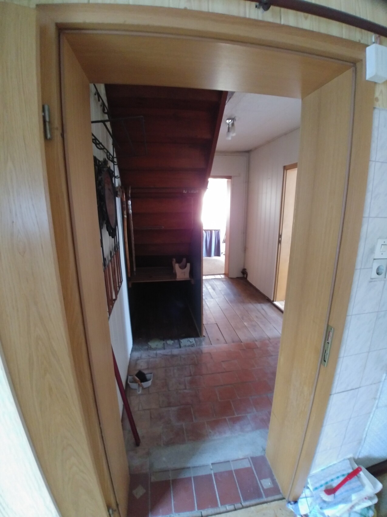 Flur mit Holztreppe und Türdurchgängen in einem Altbau