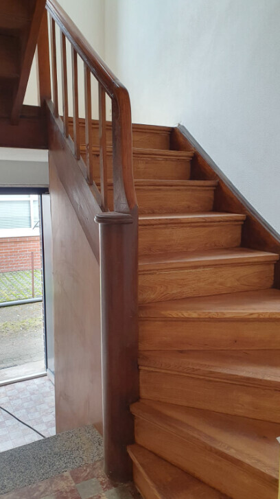 Holztreppe im Innenraum mit Geländer, Stufen aus Holz.