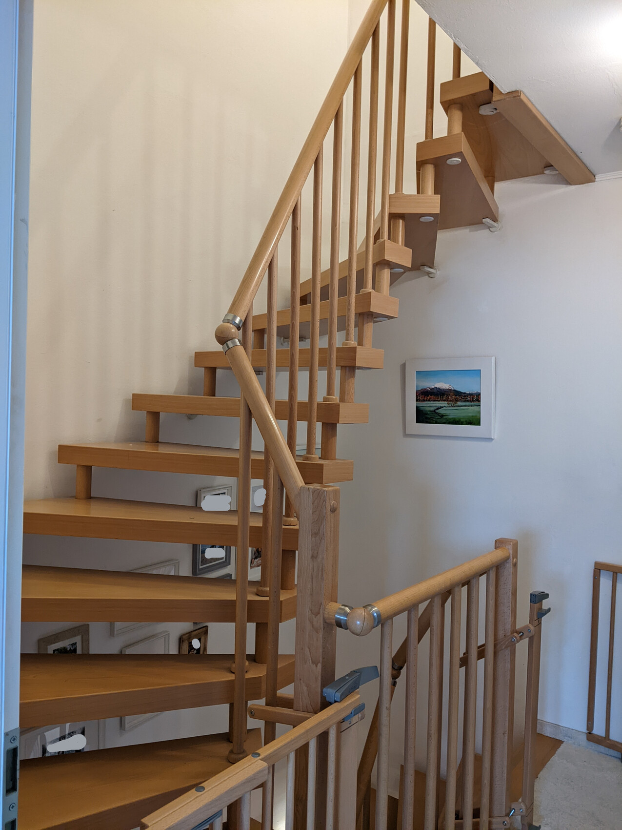 Holztreppe mit Geländer, offene Stufen, Wandbild an der weißen Wand