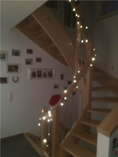 holztreppe-mit-lichterkette-im-wohnzimmer.jpg