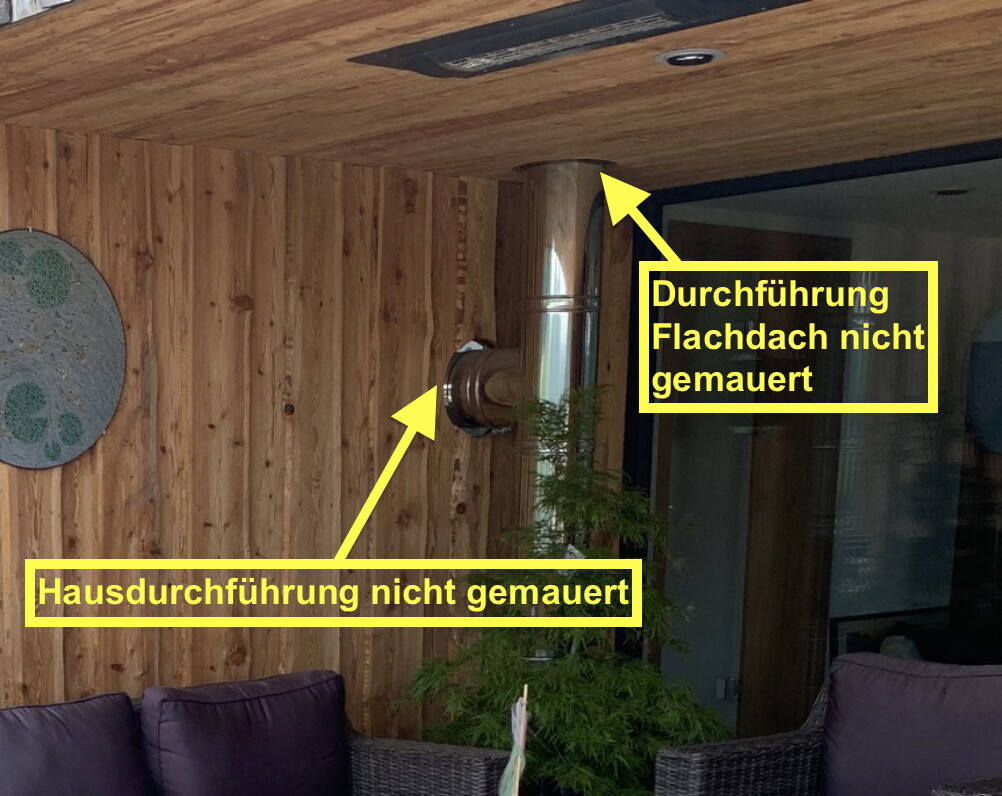 Holzverkleideter Innenraum mit Metallrohr-Durchführung durch Decke; Flachdach-/Hausdurchführung.