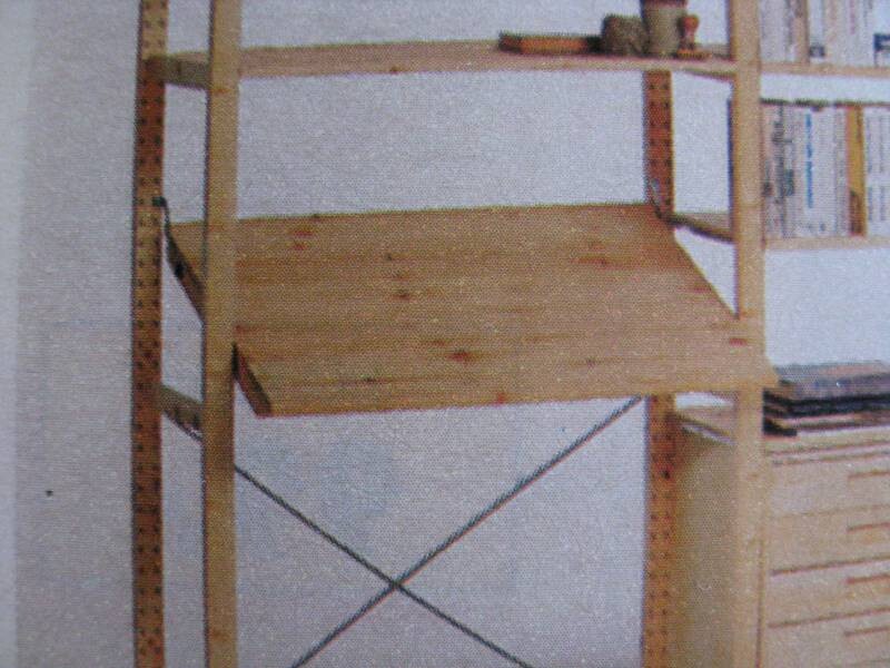 Holzwerkbank mit Arbeitsplatte in Innenausbau-Werkstatt, Regal im Hintergrund