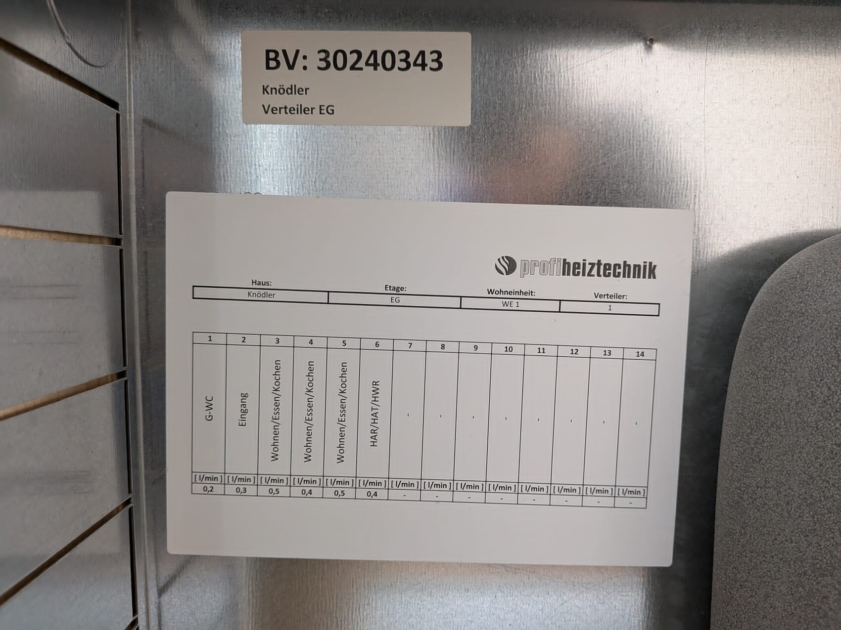 Metallischer Luftkanal mit Etikett BV 30240343 und Verteiler EG