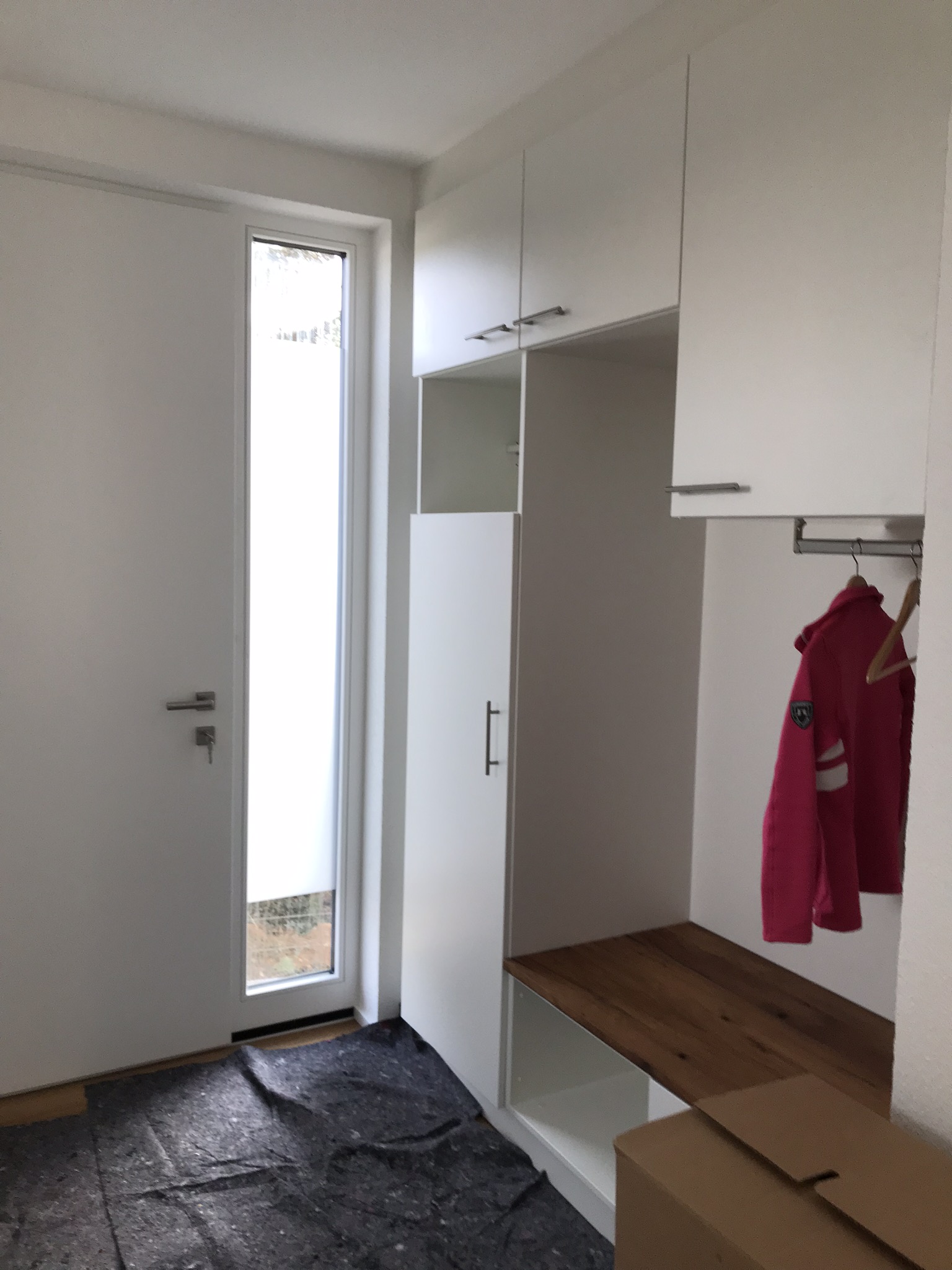 ideen-fuer-garderobe-mit-sitzbank-und-viel-stauraum-323218-1.jpeg