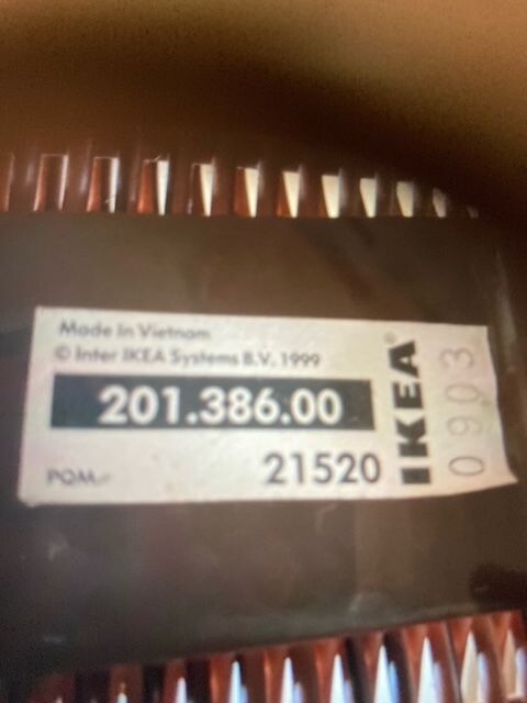 Schwarzes Gehäuse mit weißem Etikett: Made in Vietnam, © Inter IKEA Systems B.V., 1999, 201.386.00