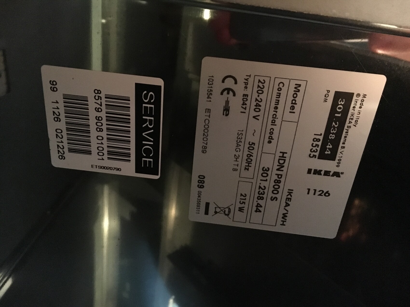 Nahaufnahme eines Ikea-Etiketts mit Modell- und Seriennummer auf Metalloberfläche.