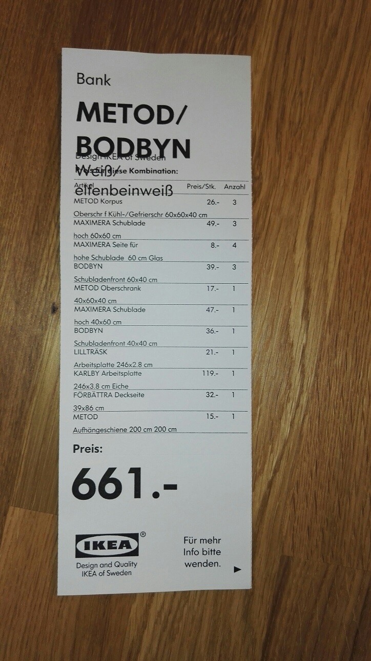 IKEA METOD BODBYN Küchen-Preisetikett mit Preis 661.- auf Holztisch.