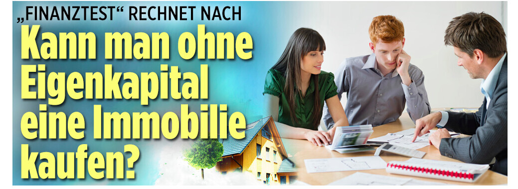 Drei Personen prüfen Unterlagen am Tisch vor Hausmodell, Thema Immobilienfinanzierung ohne Eigenkapital