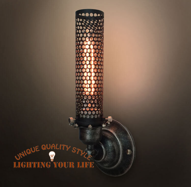 Industrielle Wandlampe mit perforiertem Metallschirm und warmem Glühbirnenlicht