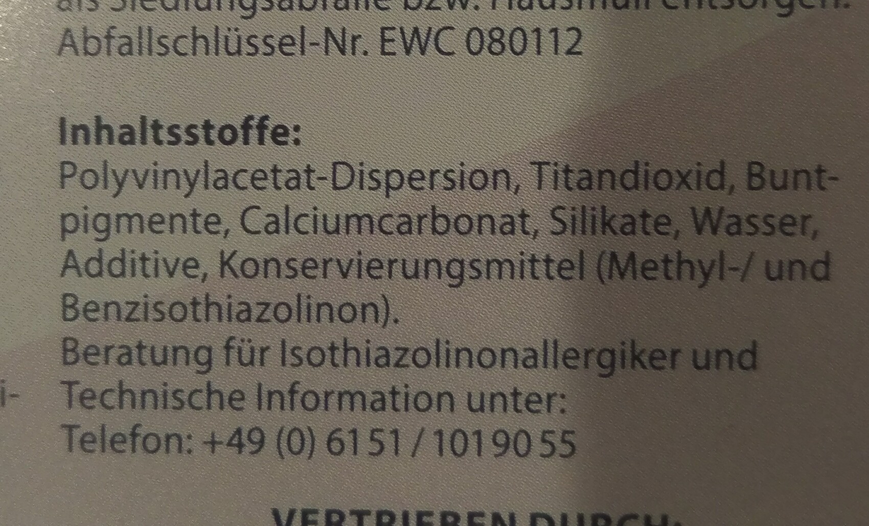 Nahaufnahme eines Produktetiketts mit Inhaltsstoffe-Liste in deutscher Sprache
