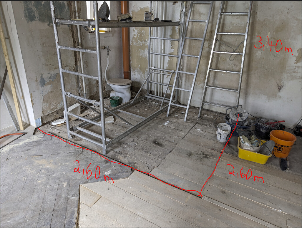 Baustelle mit Metallgerüst, Leiter, Eimer und Werkzeug, Toilette, unfertige Wände, Holzboden.