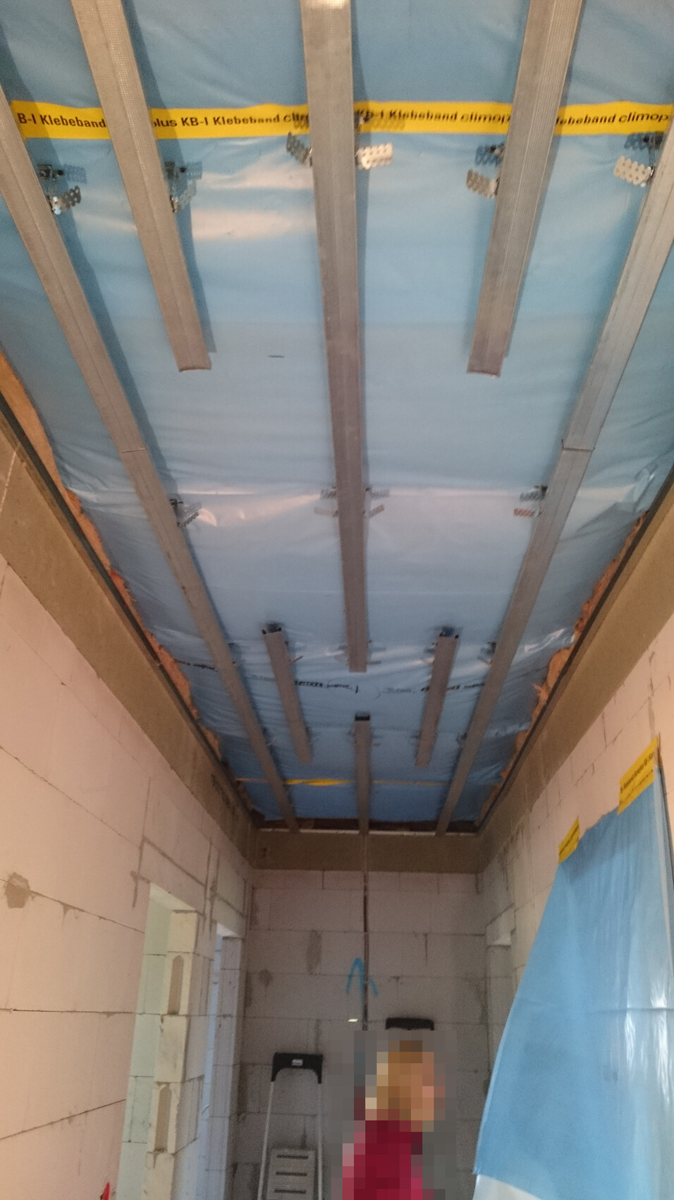 Decke mit Isolierung und Stahlträgern im Innenausbau eines Bauprojekts