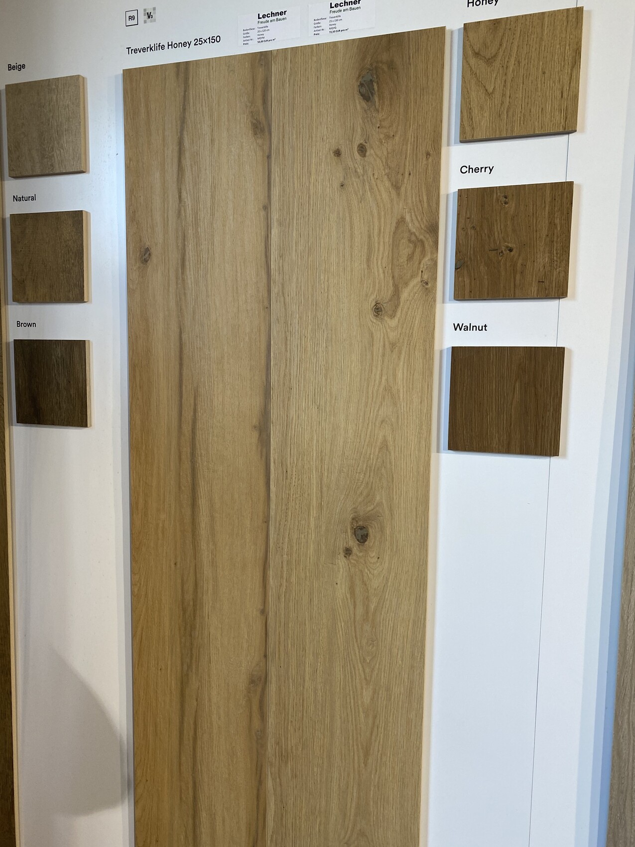 Großes Holzpaneel mit Maserung, links Beige/Natural/Brown, rechts Cherry/Walnut.