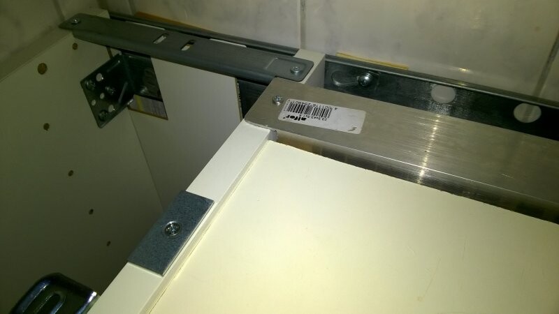 Nahaufnahme eines Schrankinnenraums mit Metall-Schiene, Korpus und Barcode-Aufkleber