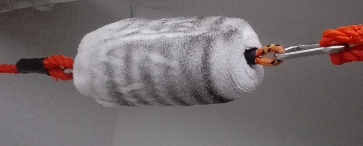 Flauschige Malerrolle im Innenausbau hängt an Seil in einem Raum