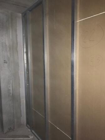 Baustelle mit Metallständerwerk einer Innenwand im Rohbau, Trockenbauarbeiten sichtbar