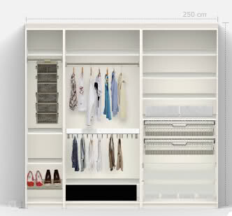 Offener Kleiderschrank mit Kleidung, Regalen und Schuhen, ordentlich geordnet.