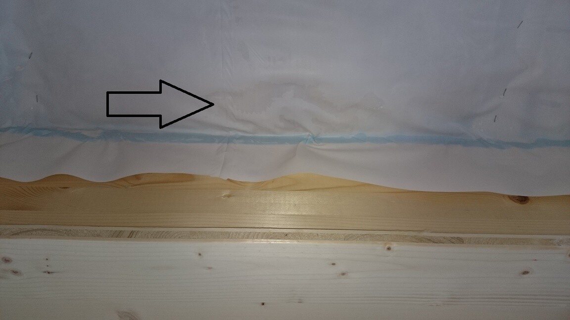 Baustellenbild: Holzleiste vor Plastikfolie beim Innenausbau.
