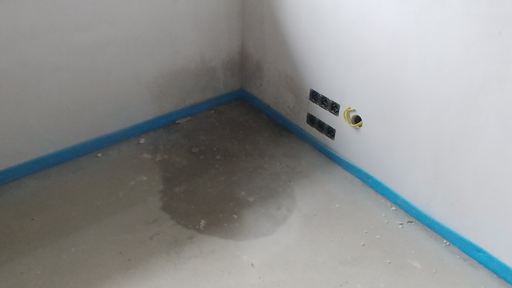 Baustelle Innenausbau: Wanddosen und blaue Bodenrandabdeckung
