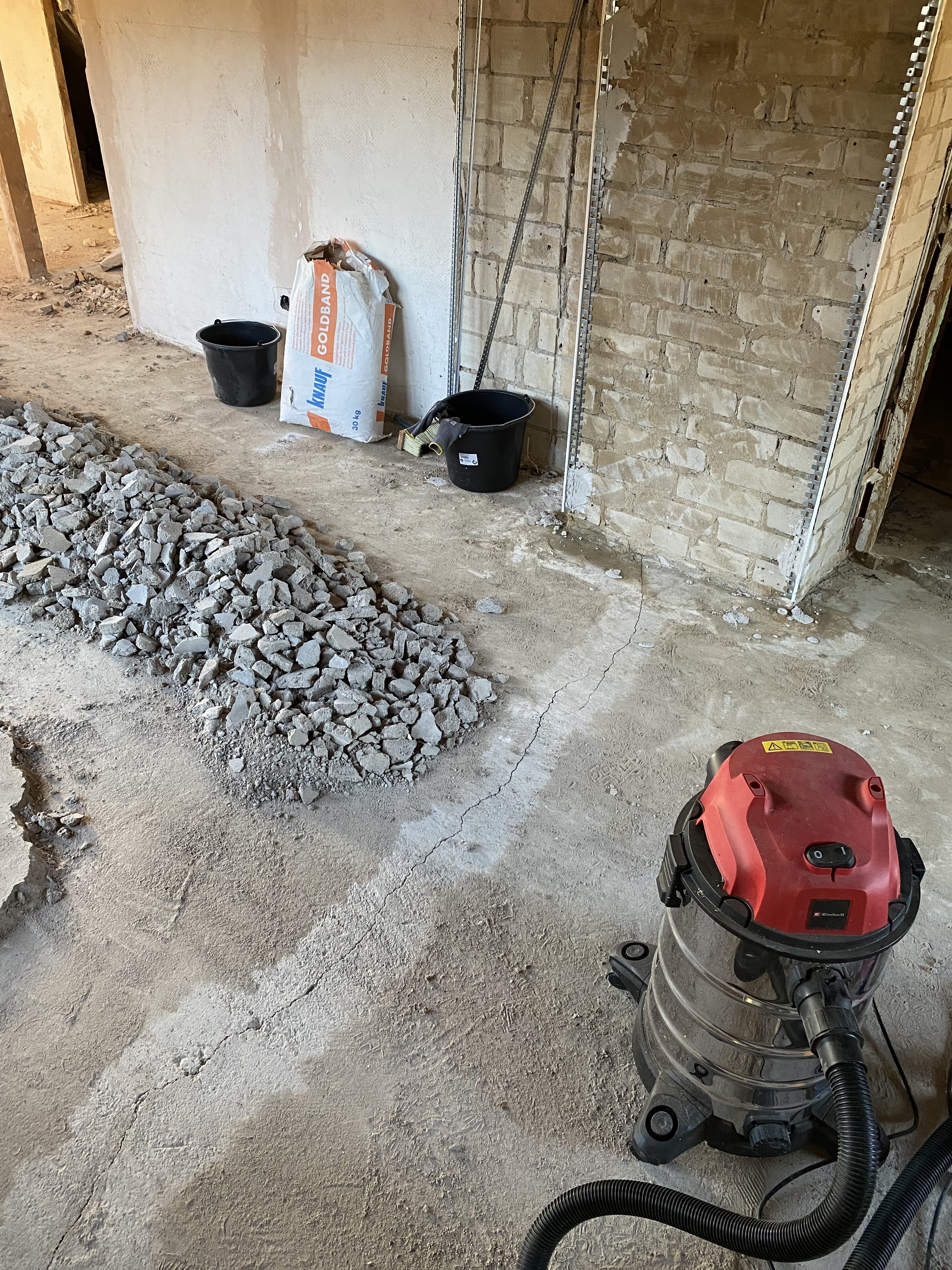 innenausbau-umbau-baustelle-mauerwerk-staub-und-werkzeuge.jpeg