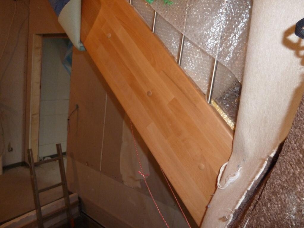 Holztreppe am Dachboden, schräger Deckenbereich, Daemmung sichtbar.