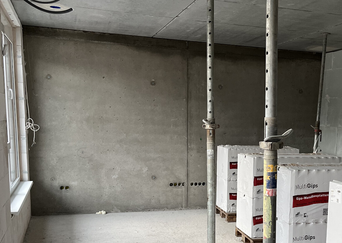 Baustelle Innenausbau: rohe Wand, Stahlstützen und Gypsumplatten
